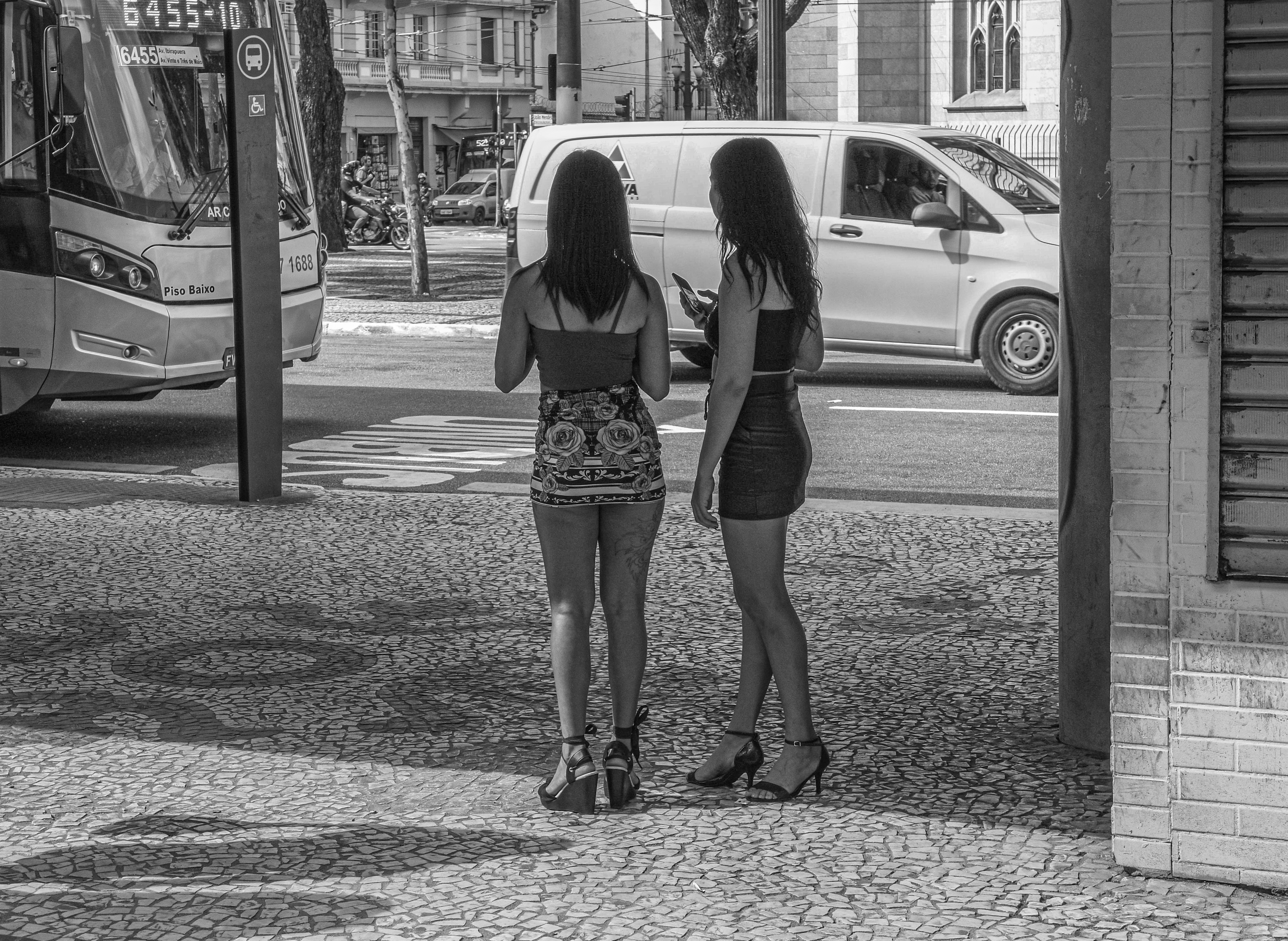 Prostitutas e clientes apanhados em casa de Guimarães